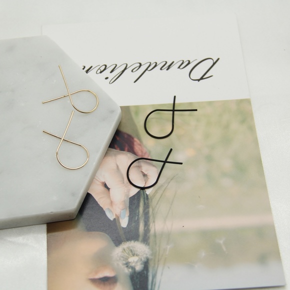 Minimalist stud earrings - Picture 6 of 6